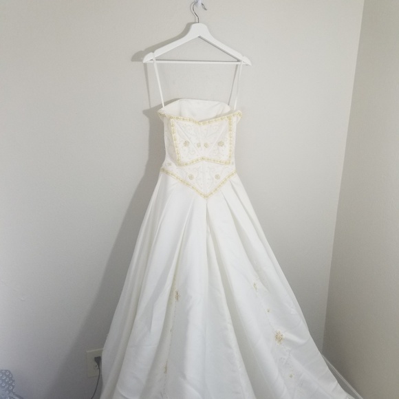 Vintage Strapless Wedding Gown - Picture 2 of 6